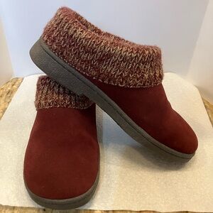 Clarks slippers for women brand new. Size 8. Maroon color